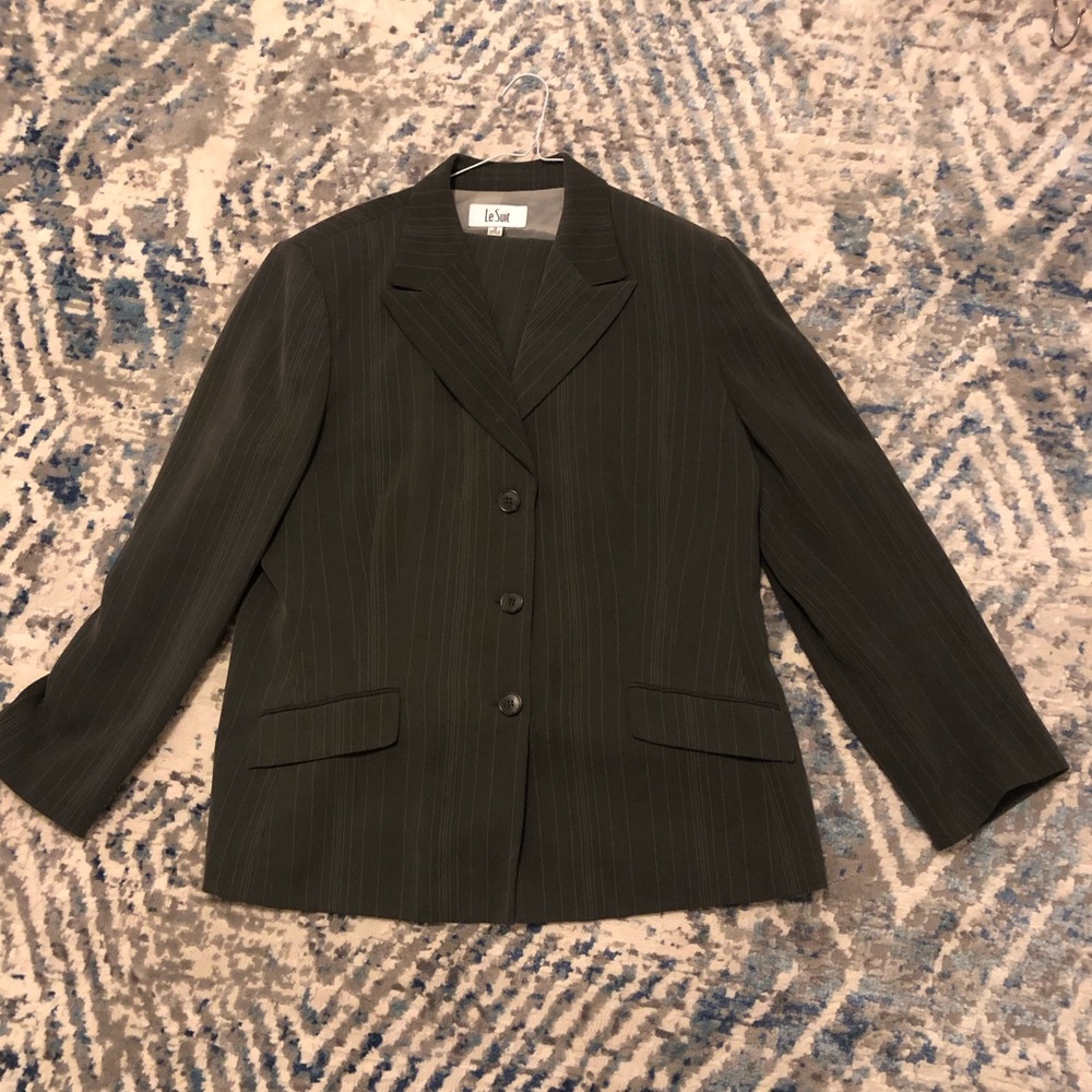 Le Suit charcoal gray two piece pant suit
